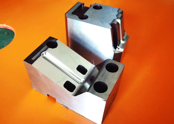ชิ้นส่วนแม่พิมพ์ที่มีความแม่นยำของฮาร์ดแวร์แม่พิมพ์แกนแม่พิมพ์ Die Tooling Cavity