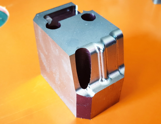 ชิ้นส่วนแม่พิมพ์ที่มีความแม่นยำของฮาร์ดแวร์แม่พิมพ์แกนแม่พิมพ์ Die Tooling Cavity